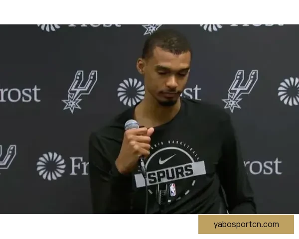 全队起立为卡斯尔庆祝三双创四项纪录 比肩邓肯19年 文班称其本就优秀